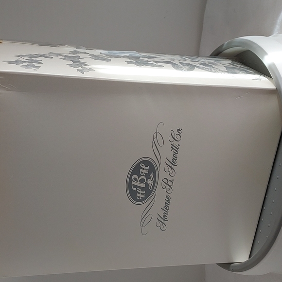 NIB Hydrangea Glass Champagne Flute Set White/Lavender Floral Print - Picture 6 of 6